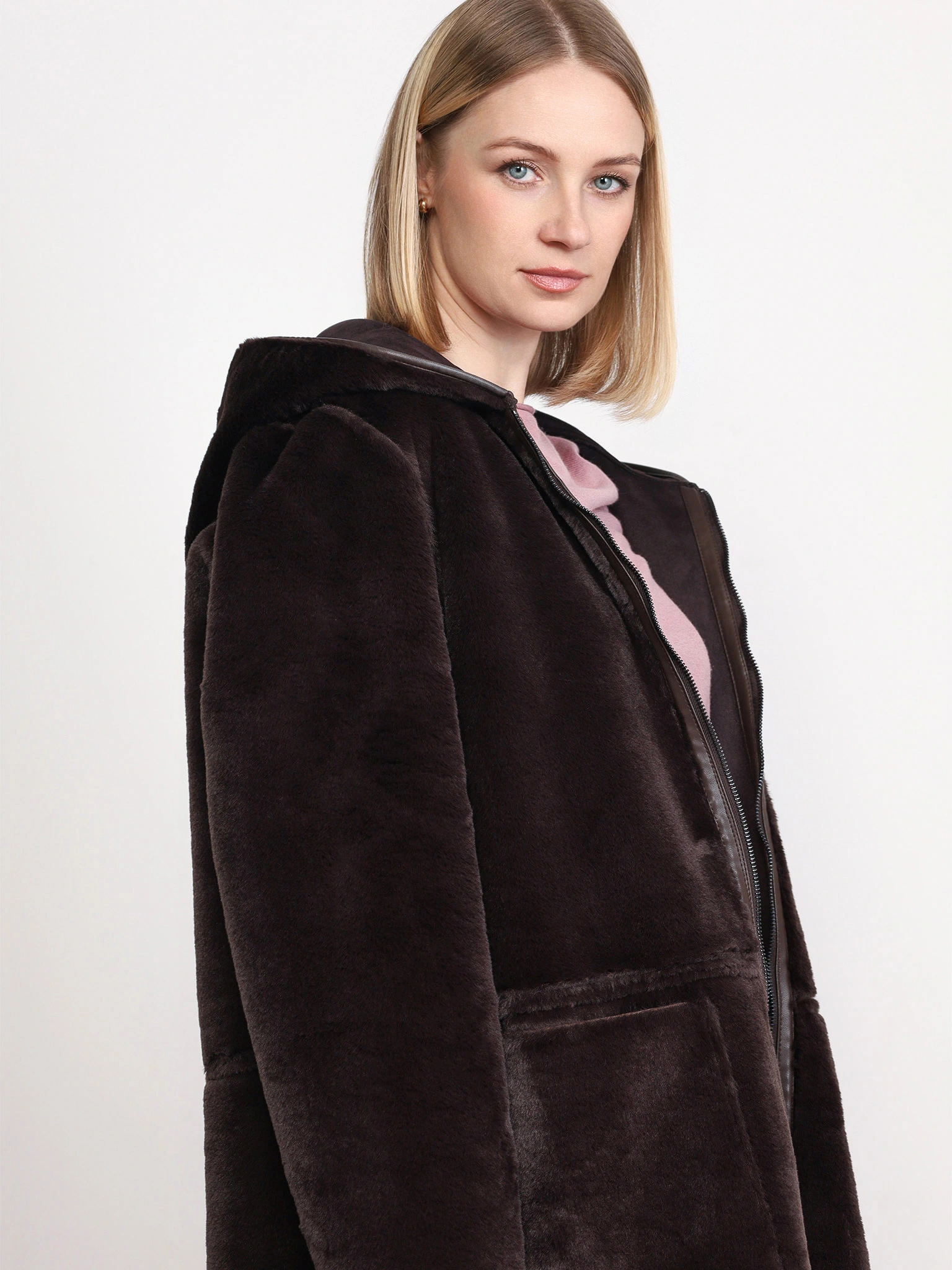 Пальто двустороннее темно-коричневого цвета с капюшоном